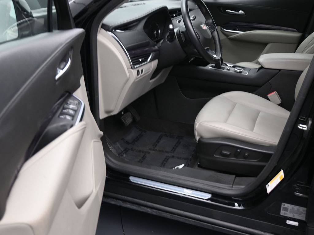 Used 2022 Cadillac XT4 Luxury w/ Driver Awareness Package FWD image 9
