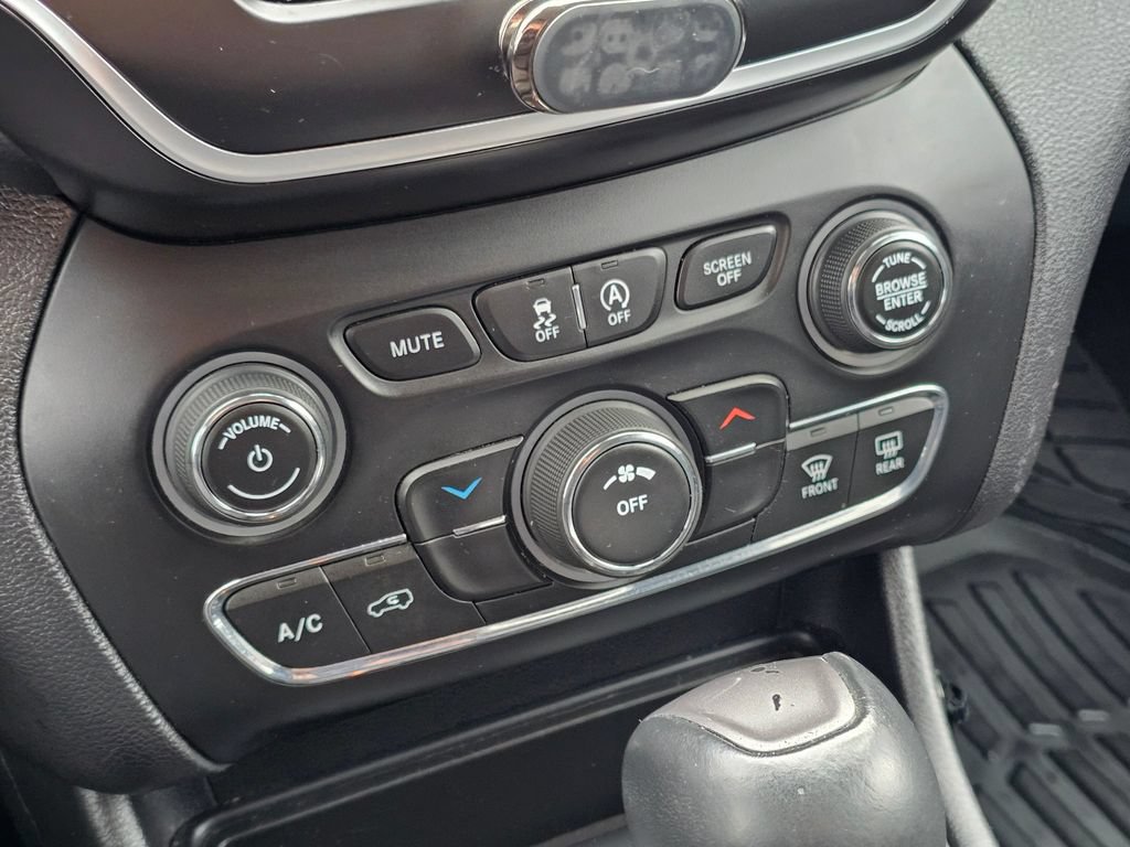 Used 2019 Jeep Cherokee Latitude Plus AWD/4WD image 24