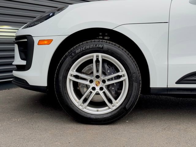 Certified 2025 Porsche Macan image 11