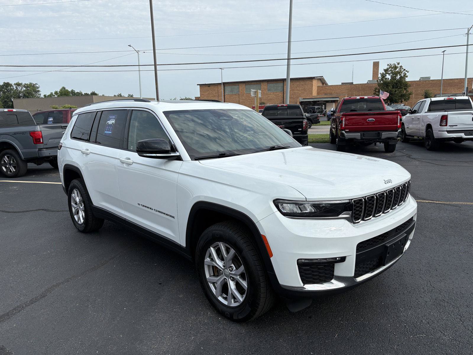 Used 2022 Jeep Grand Cherokee L Limited AWD/4WD image 2