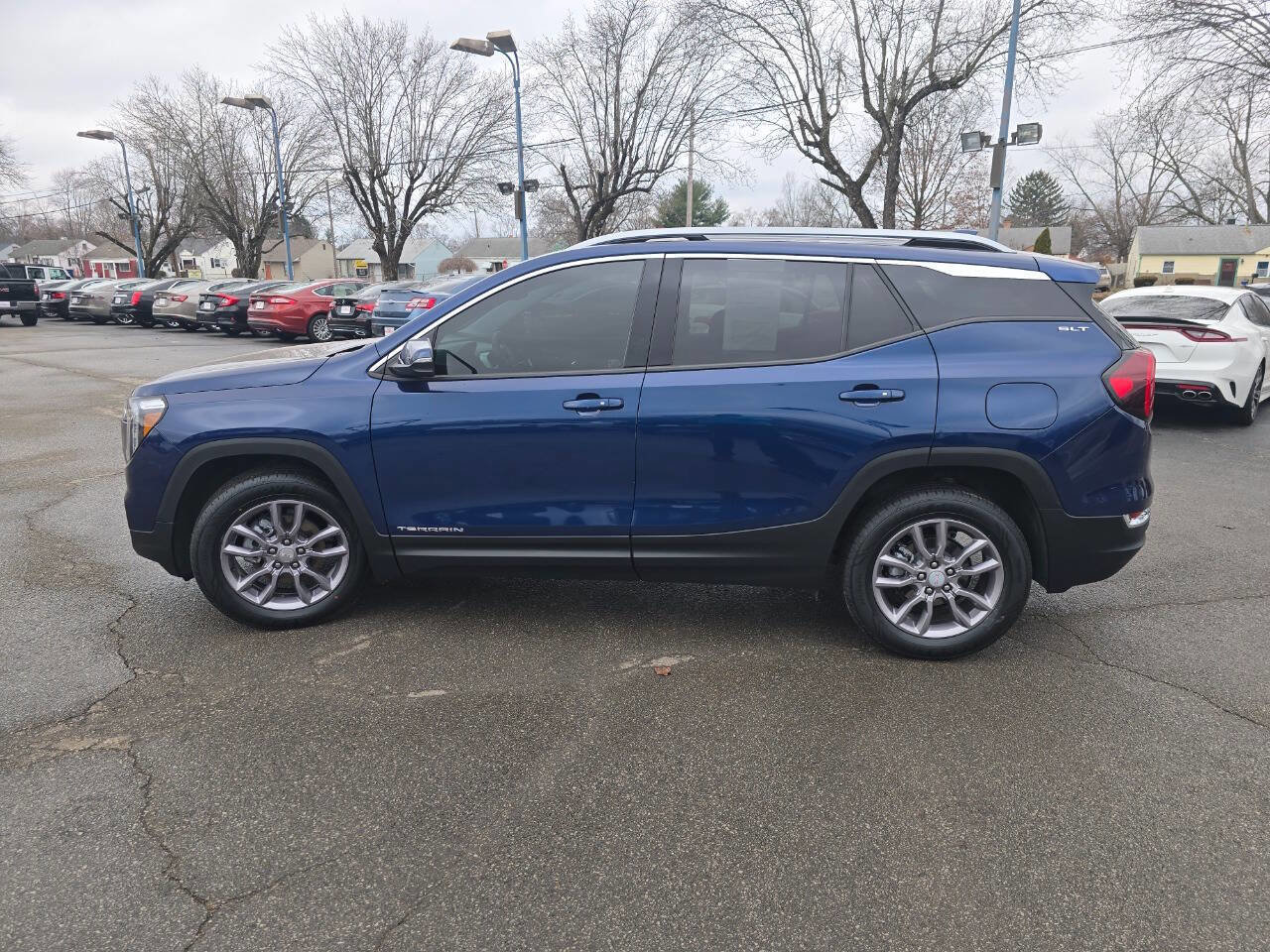 Used 2023 GMC Terrain SLT image 3