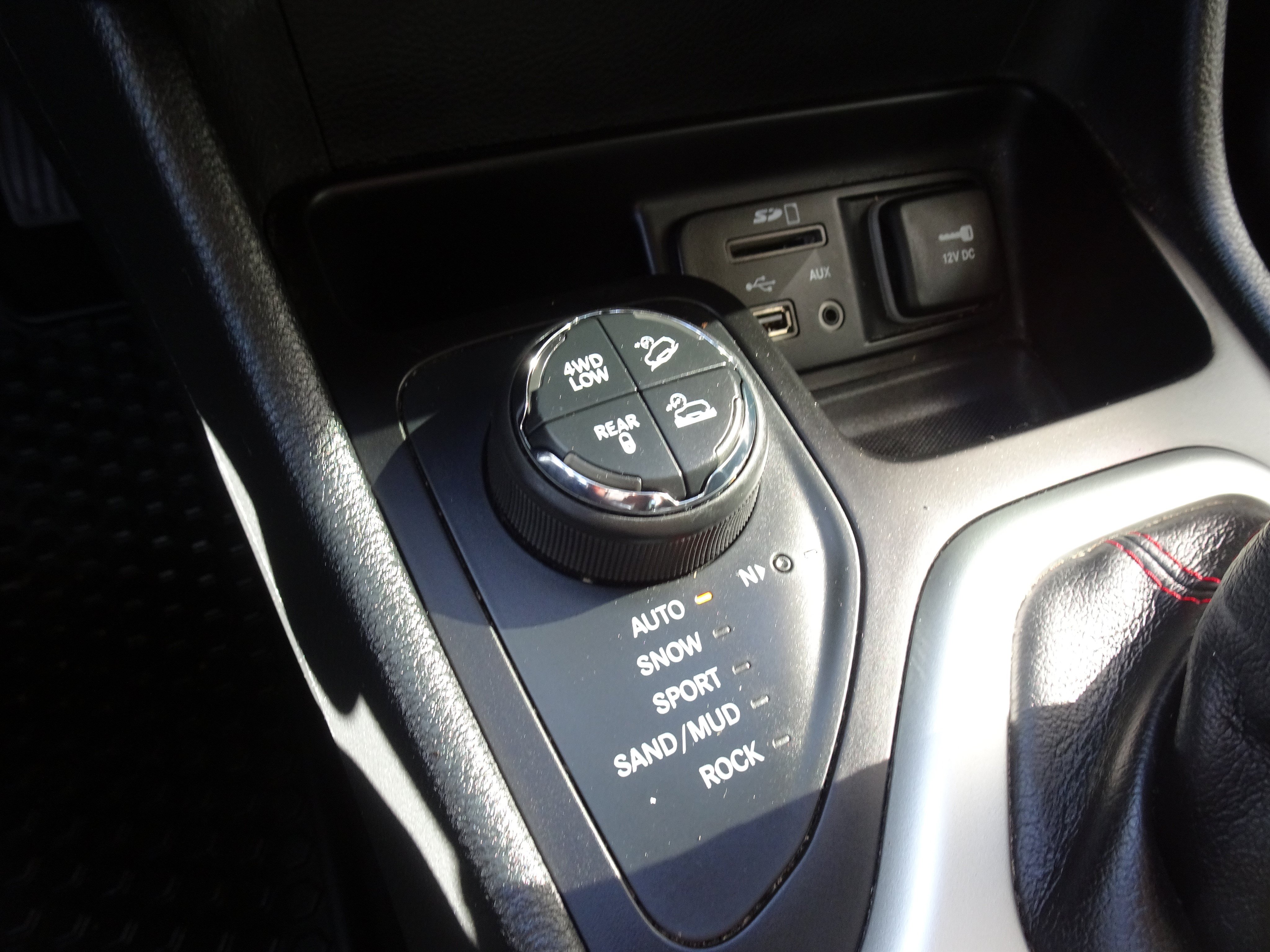 Used 2016 Jeep Cherokee Trailhawk w/ Cold Weather Group AWD/4WD image 17