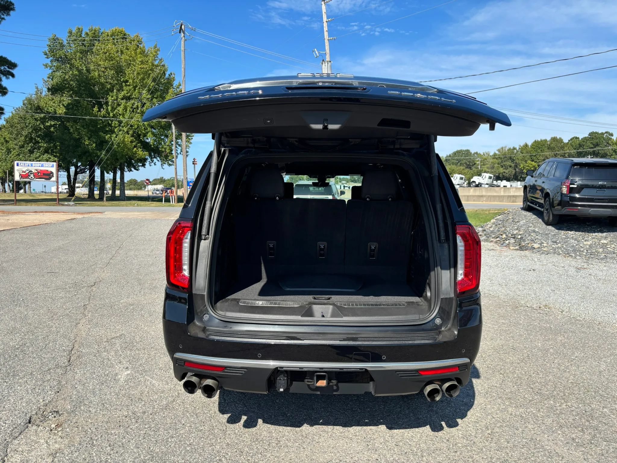 Used 2021 GMC Yukon Denali w/ Denali Ultimate Package AWD/4WD image 21