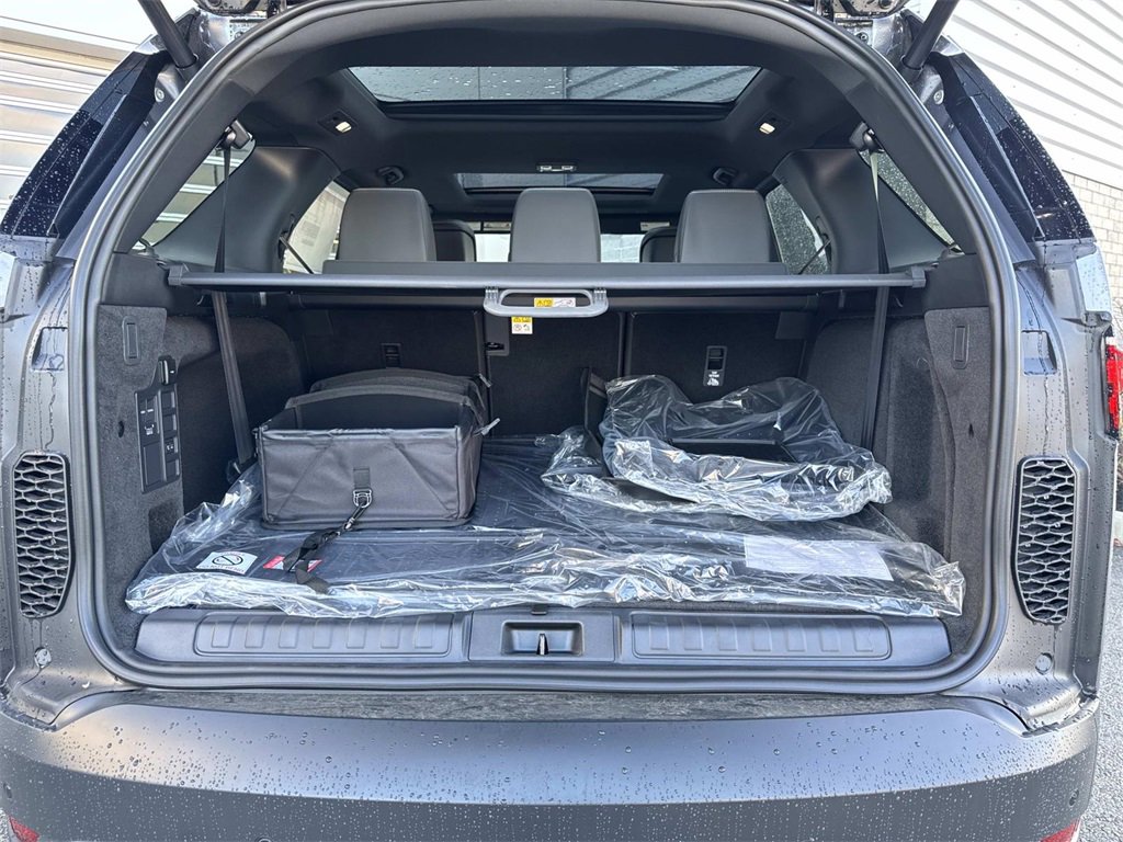 New 2025 Land Rover Discovery S image 6