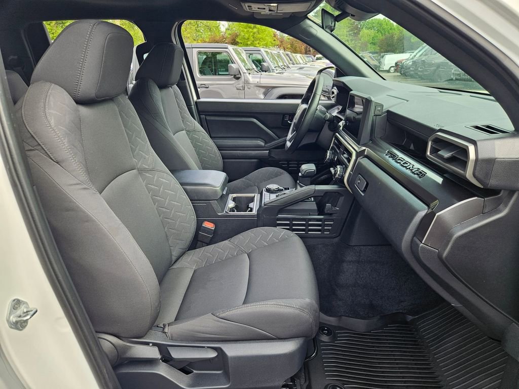 Used 2025 Toyota Tacoma SR5 AWD/4WD image 16