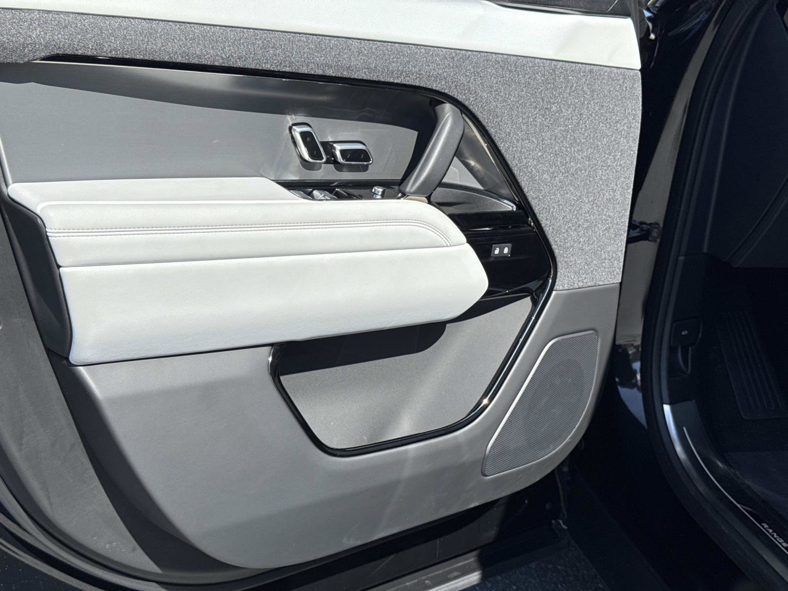 Used 2025 Land Rover Range Rover Sport S image 18