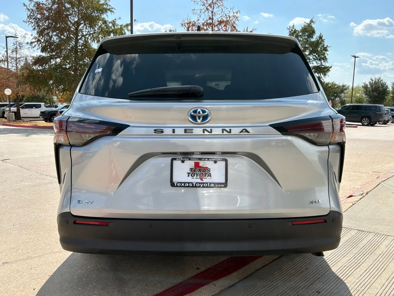 Used 2025 Toyota Sienna XLE FWD image 7