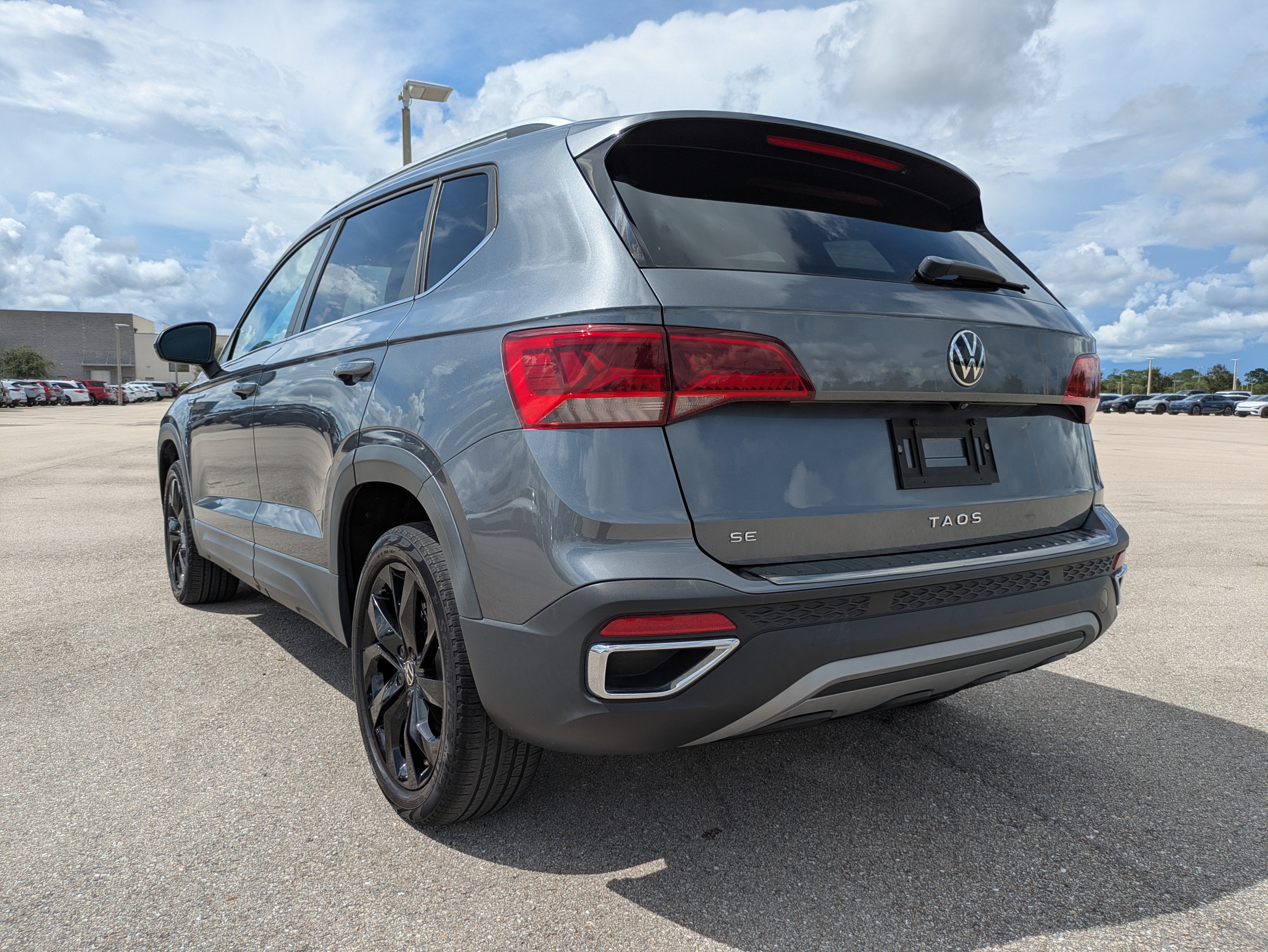 Used 2022 Volkswagen Taos SE w/ Panoramic Sunroof Package FWD image 6