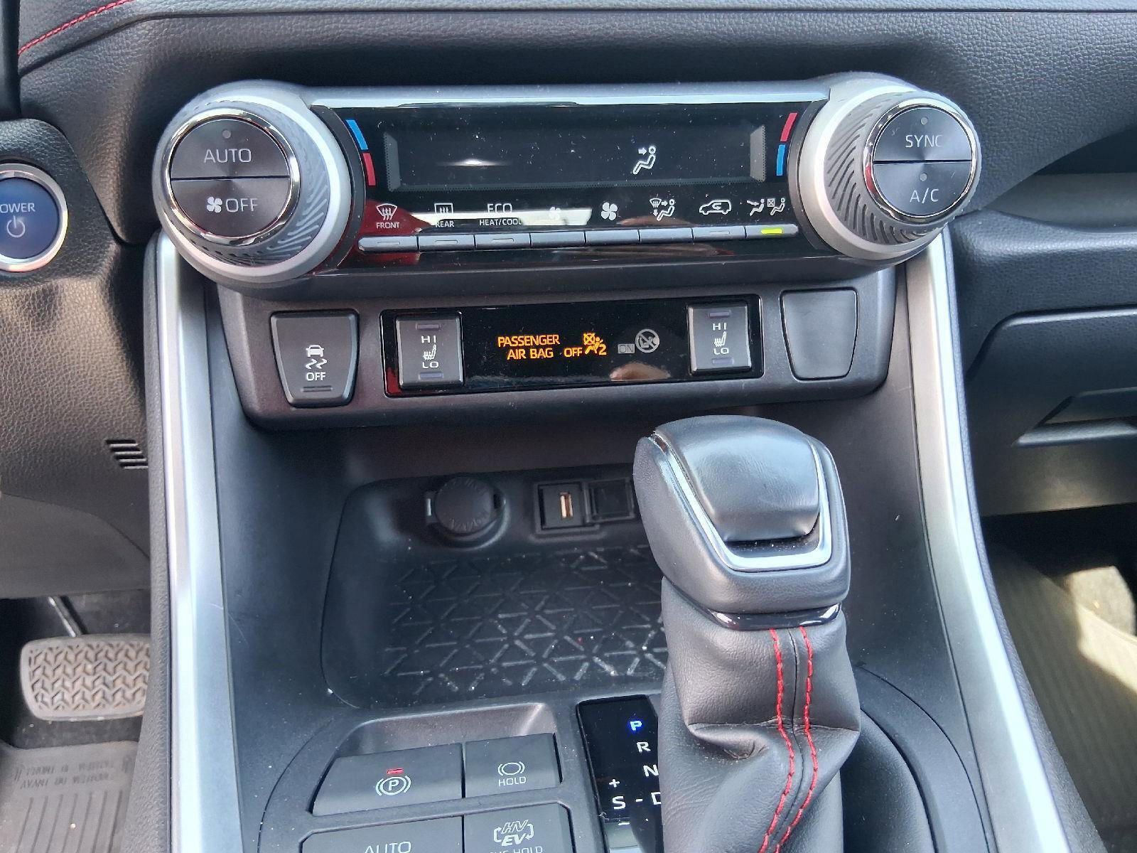 Used 2021 Toyota RAV4 SE w/ Weather & Moonroof Package image 17