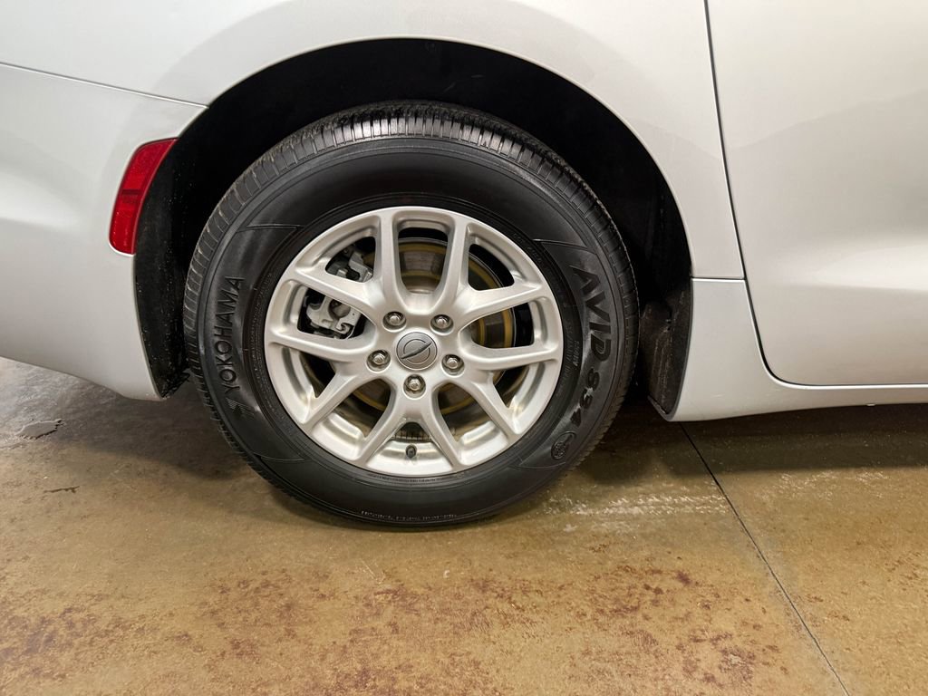 Used 2024 Chrysler Pacifica Touring-L image 92