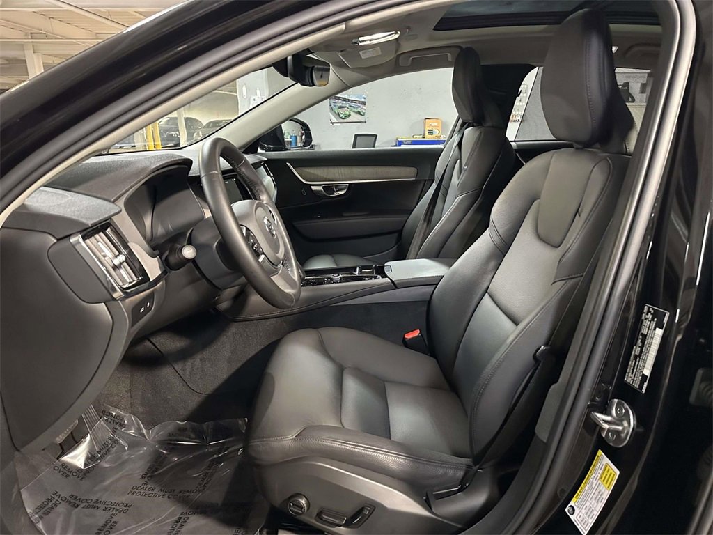Used 2025 Volvo S90 T8 Plus image 4