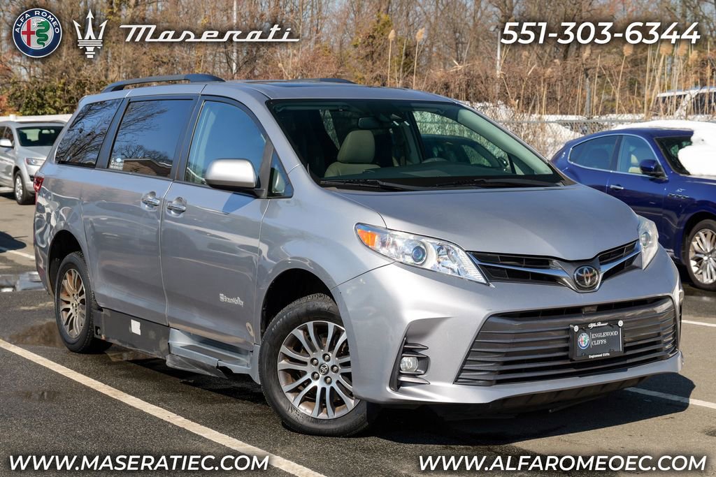 Used 2018 Toyota Sienna XLE w/ XLE Navigation Package FWD image 1