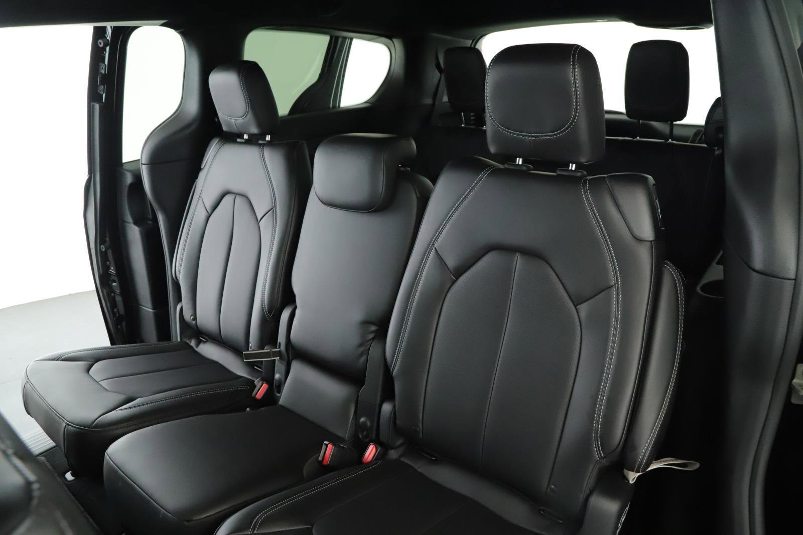 New 2026 Chrysler Pacifica Select image 5