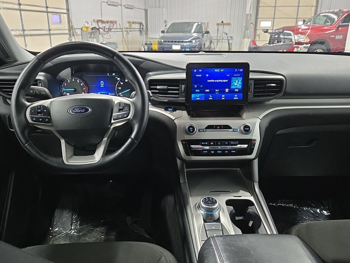 Used 2023 Ford Explorer XLT image 3