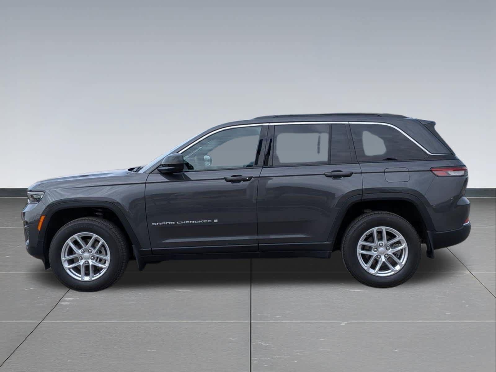 Used 2025 Jeep Grand Cherokee Laredo X w/ Luxury Tech Group I AWD/4WD image 3
