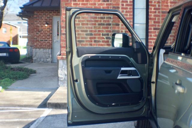 Used 2020 Land Rover Defender 110 SE image 18