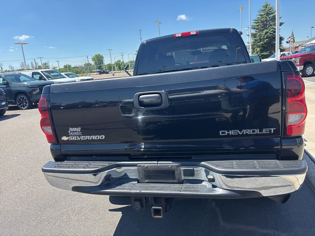 Used 2004 Chevrolet Silverado 2500 LS w/ Heavy-Duty Power Package AWD/4WD image 6