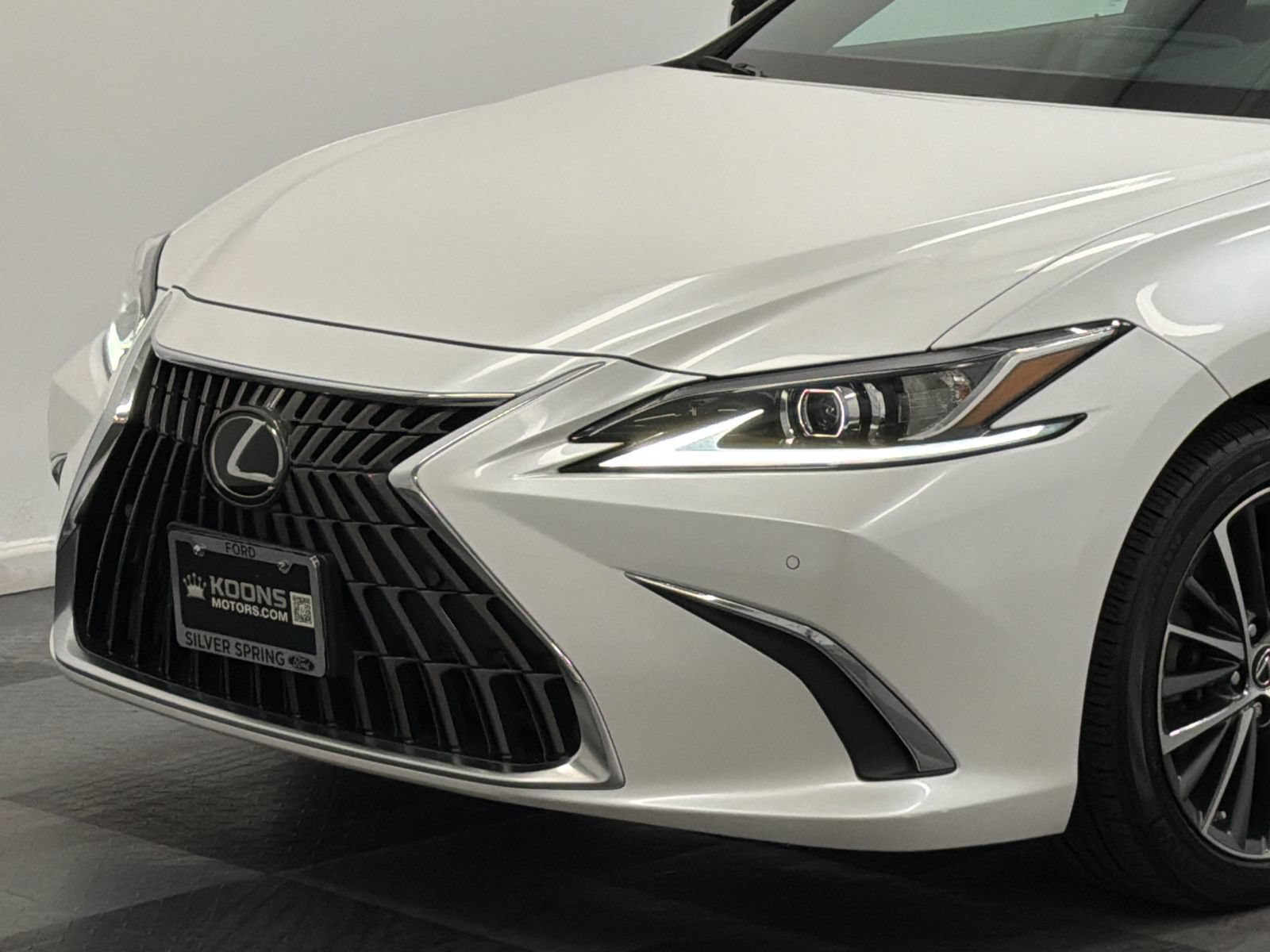 Used 2023 Lexus ES 250 w/ Premium Package AWD/4WD image 2