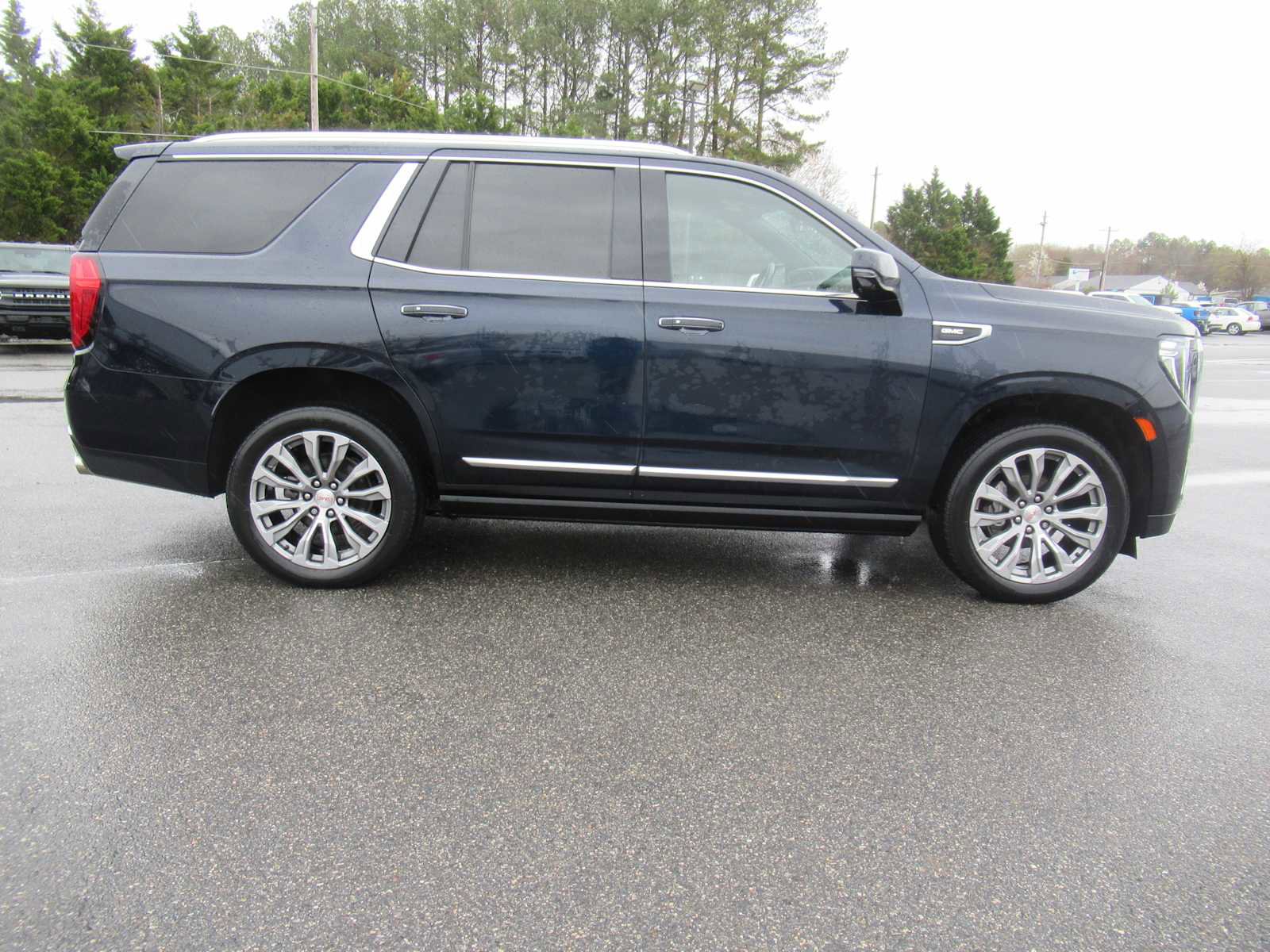 Used 2021 GMC Yukon Denali w/ Denali Premium Package AWD/4WD image 4
