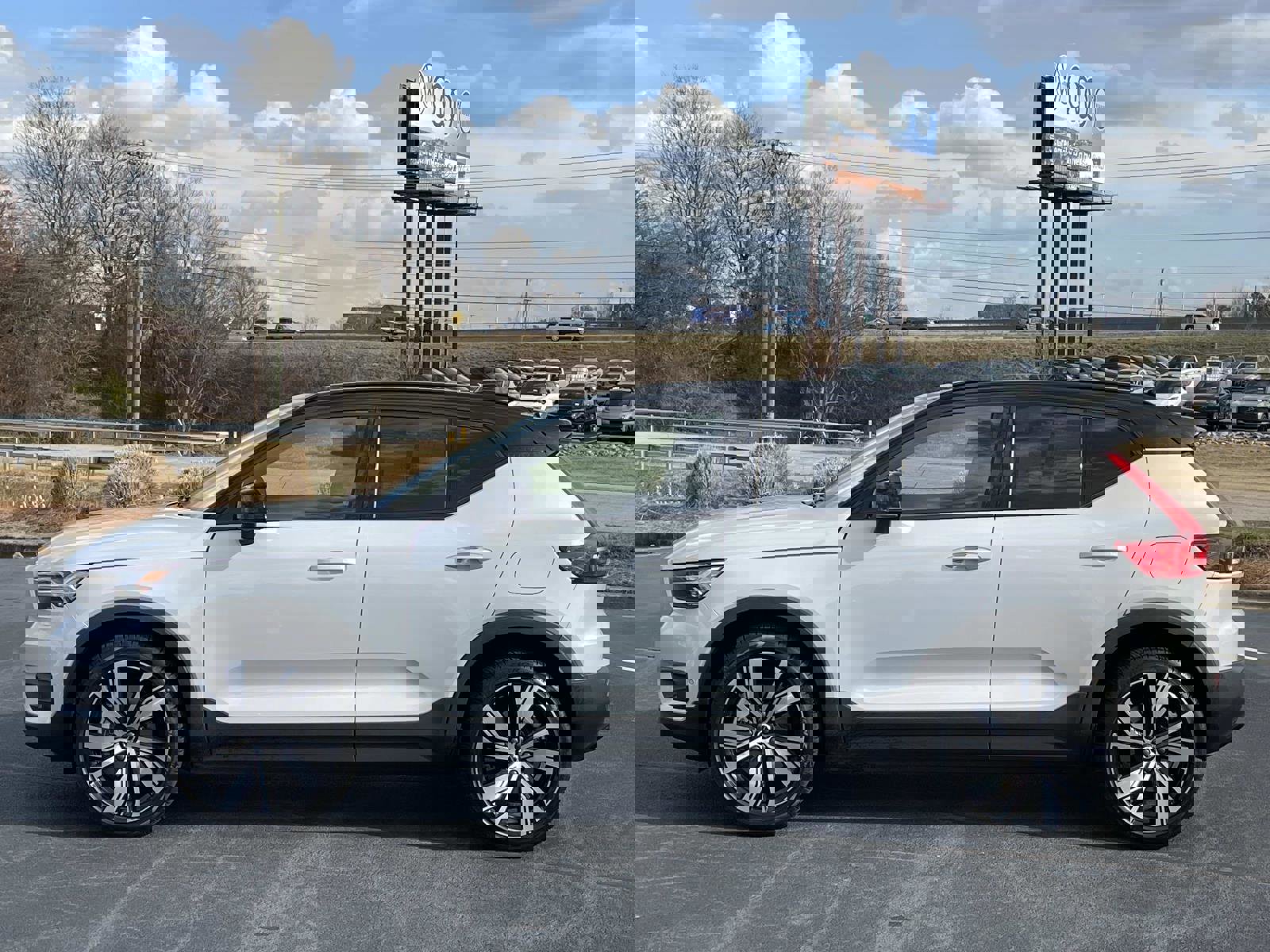 Certified 2022 Volvo XC40 P8 Recharge Plus image 4