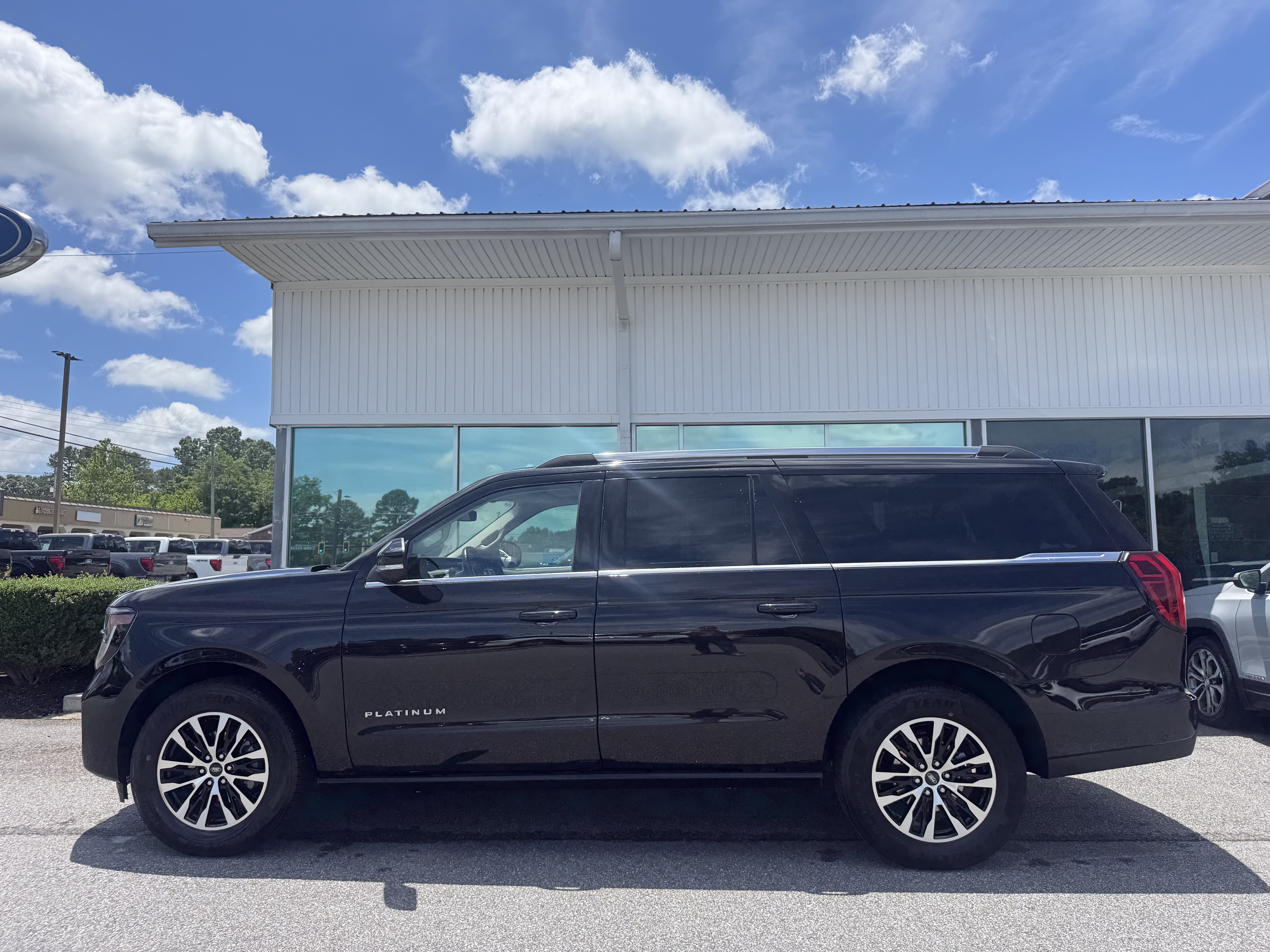 Used 2025 Ford Expedition Max Platinum AWD/4WD image 1