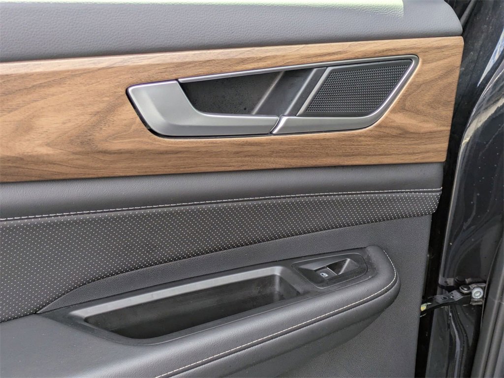 Used 2025 Volkswagen Atlas SE image 27