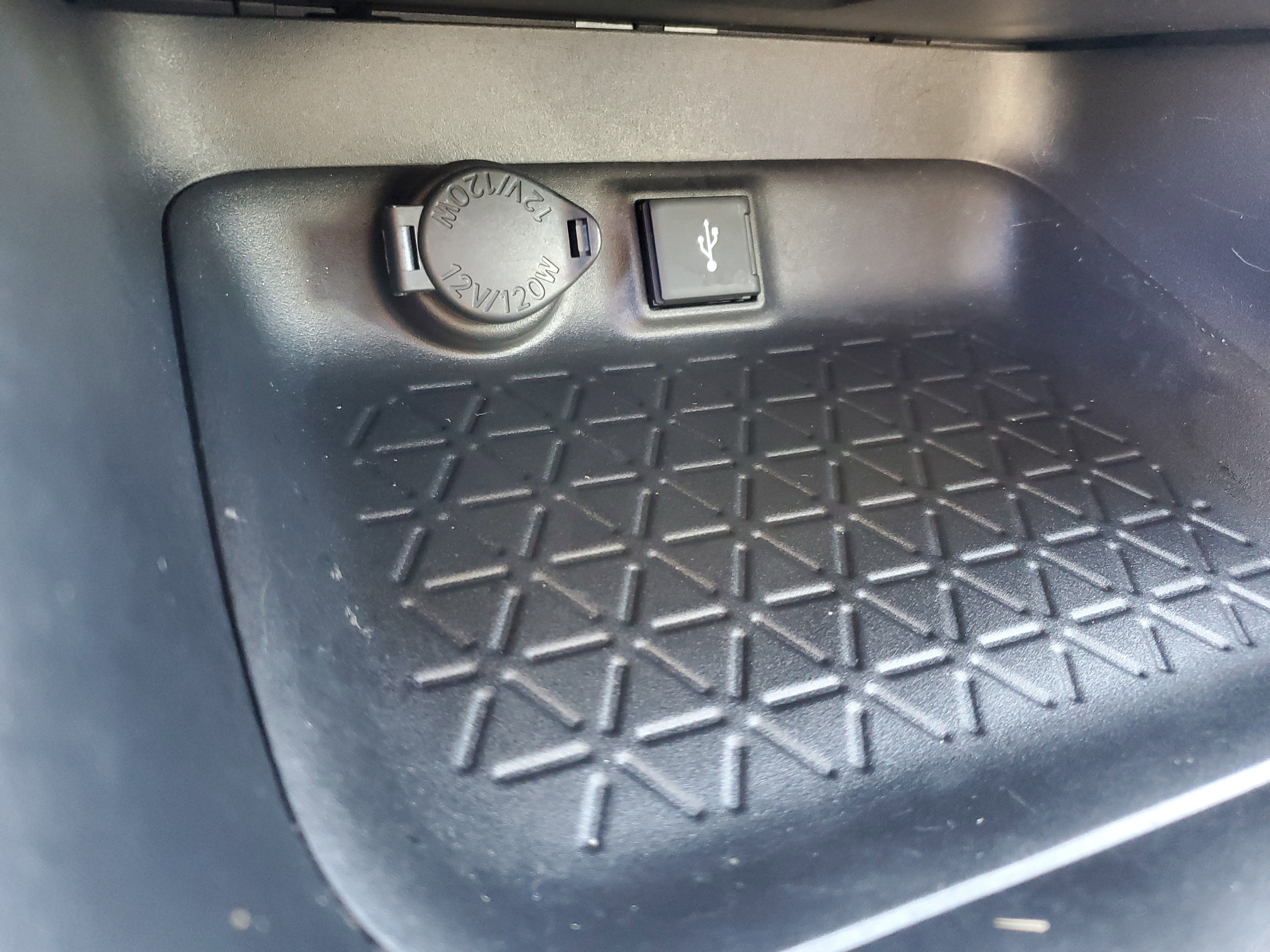 Used 2022 Toyota RAV4 XLE image 32