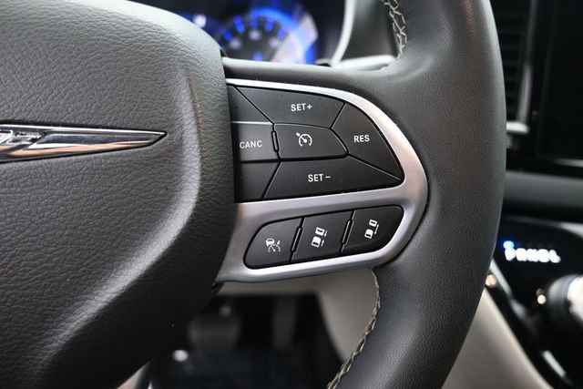 Used 2024 Chrysler Pacifica Touring-L FWD image 16