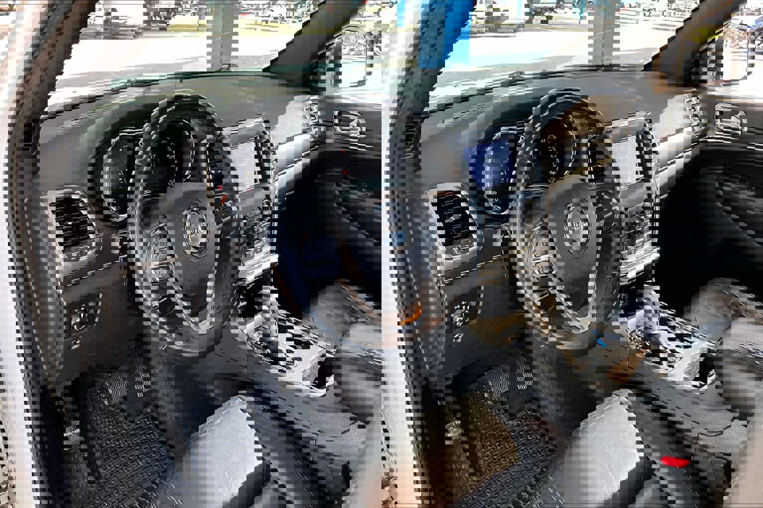 Used 2018 Jeep Grand Cherokee Limited image 17