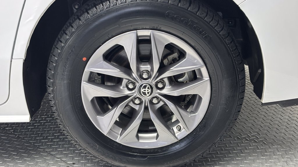 Used 2025 Toyota Sienna LE FWD image 6