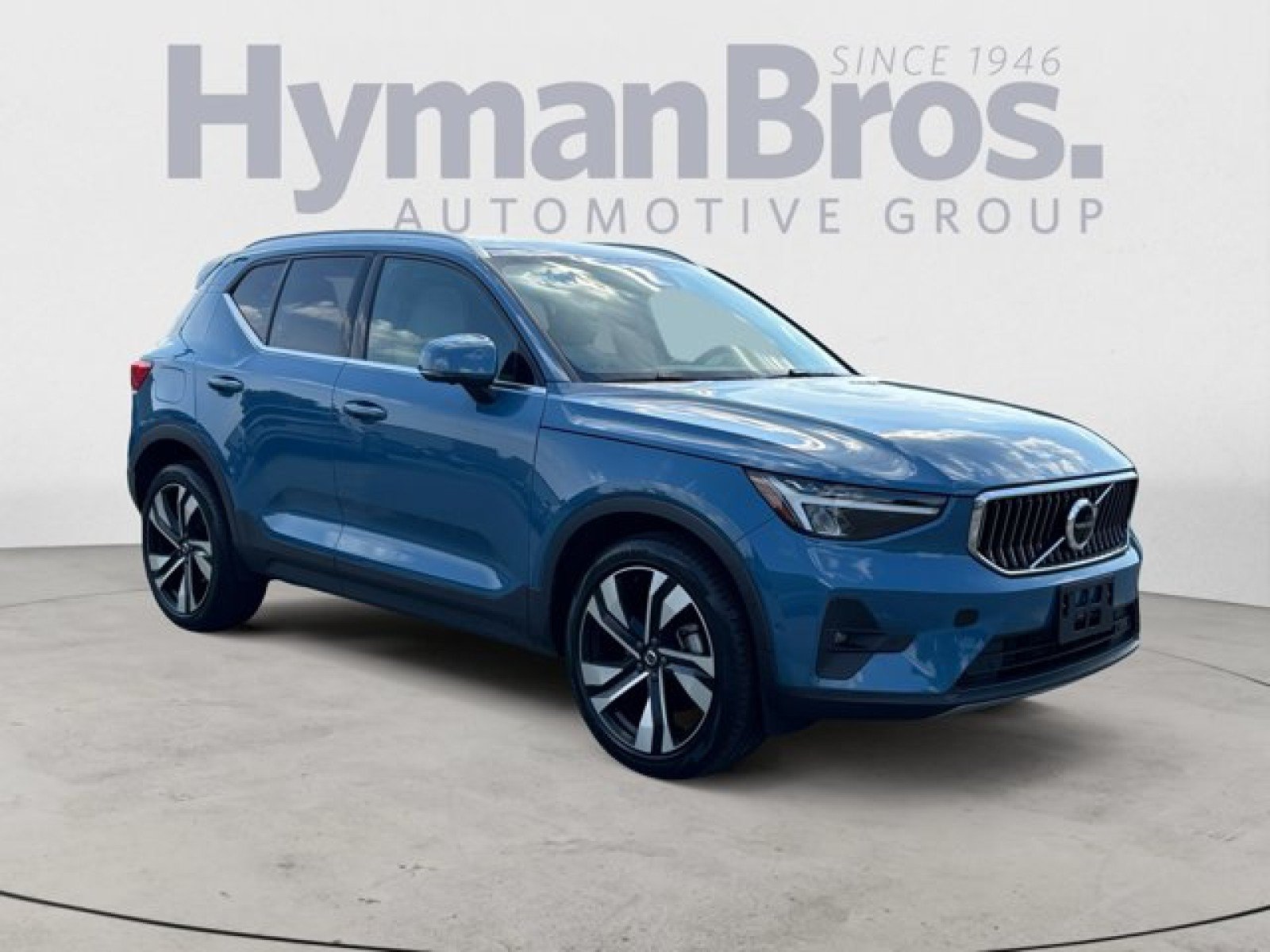 Used 2023 Volvo XC40 B5 Plus w/ Driver Assist Package AWD/4WD image 1