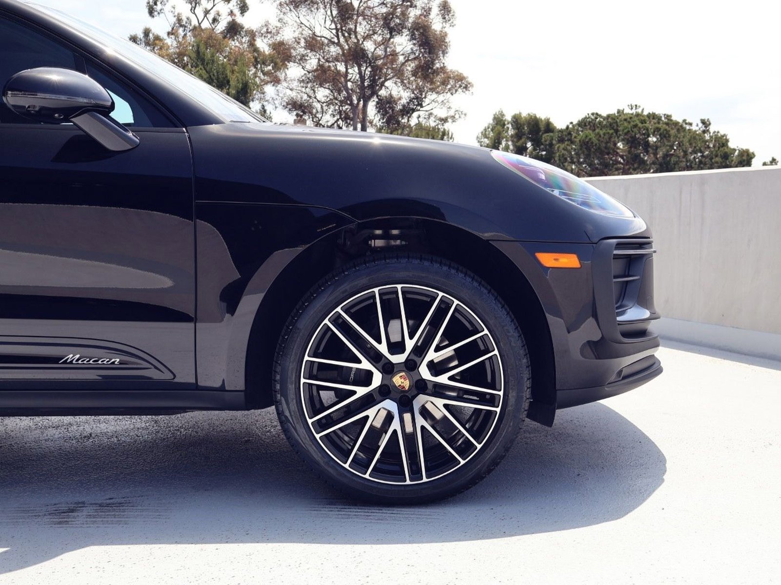 Certified 2025 Porsche Macan AWD/4WD image 11