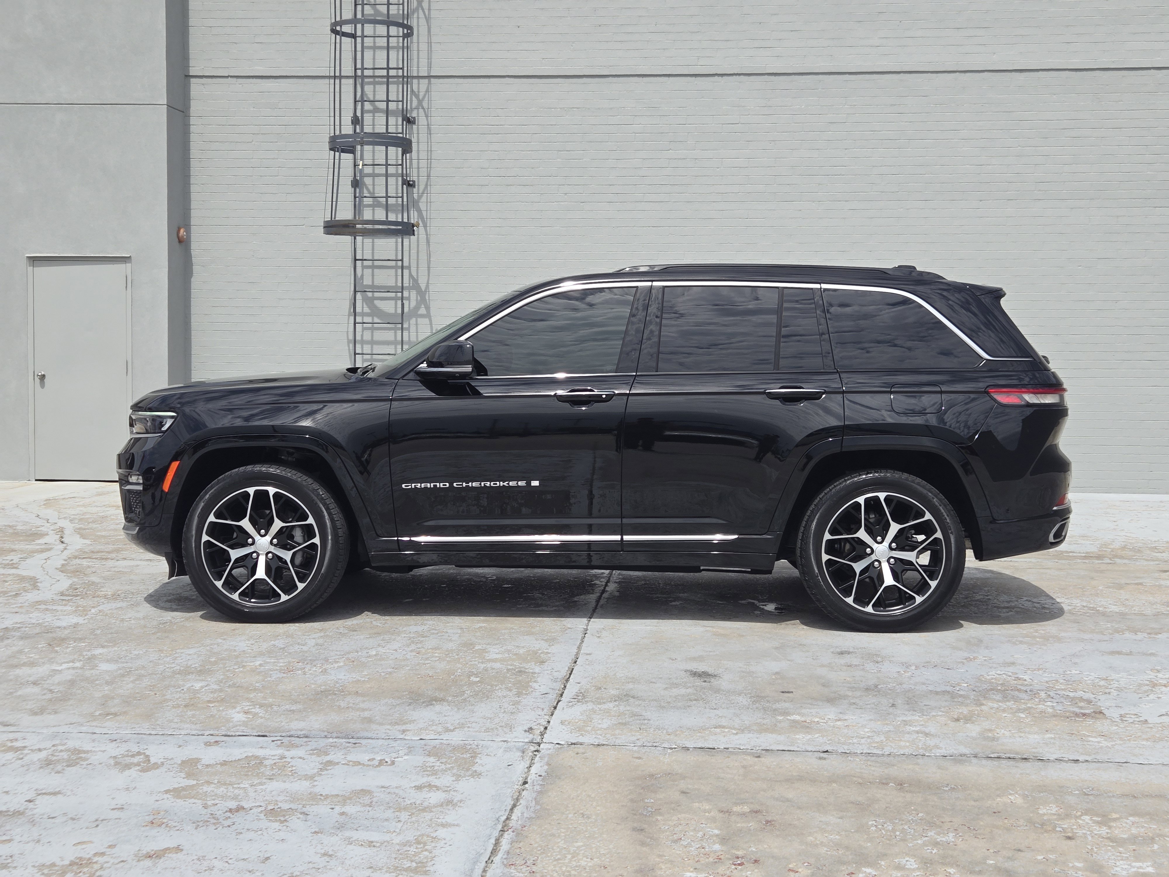 Used 2024 Jeep Grand Cherokee Summit AWD/4WD image 5