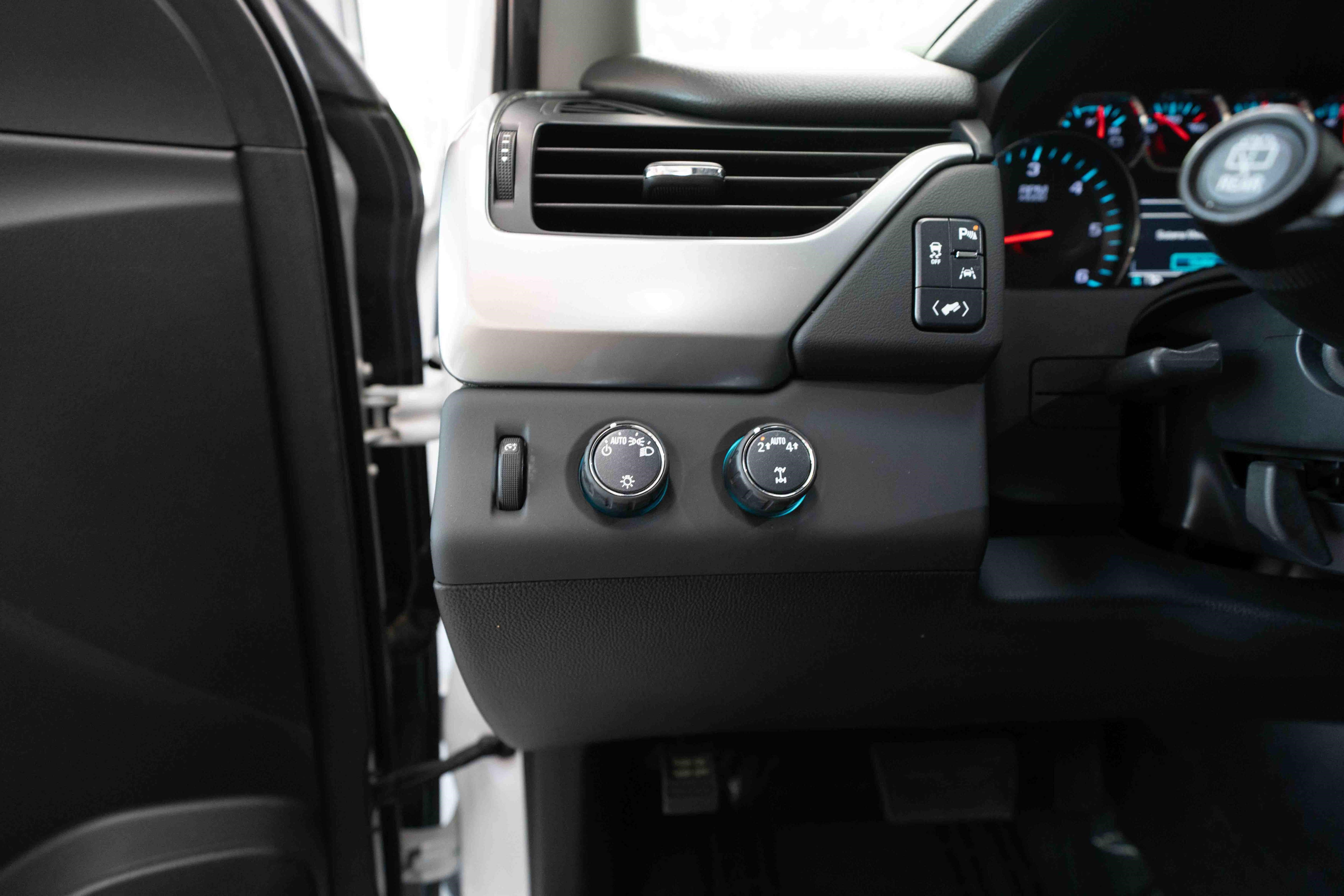 Used 2018 Chevrolet Suburban LT AWD/4WD image 11