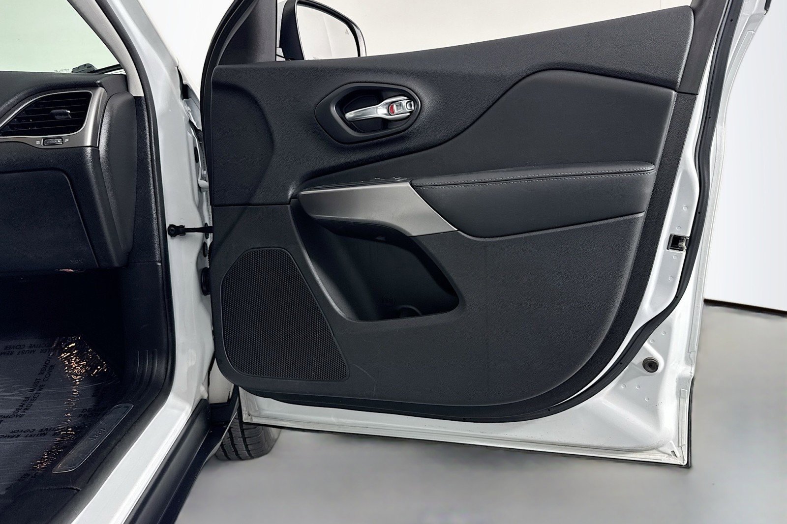 Used 2021 Jeep Cherokee Limited image 24