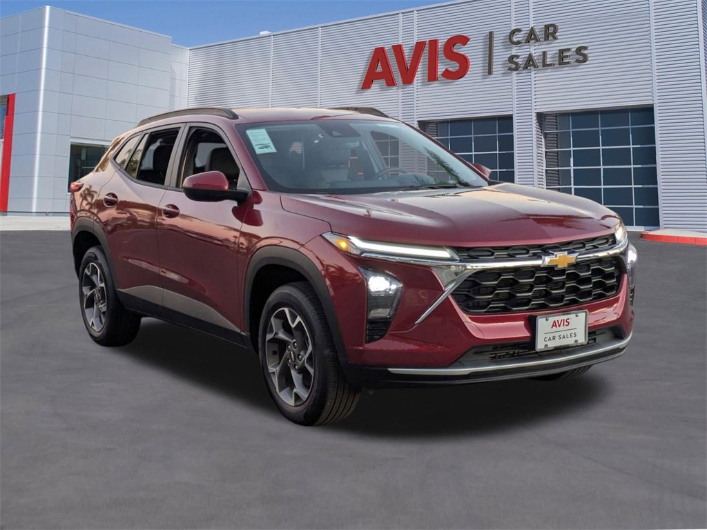 Used 2025 Chevrolet Trax LT w/ LT Convenience Package image 3