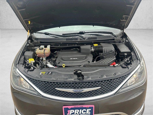 Used 2017 Chrysler Pacifica Touring-L FWD image 27
