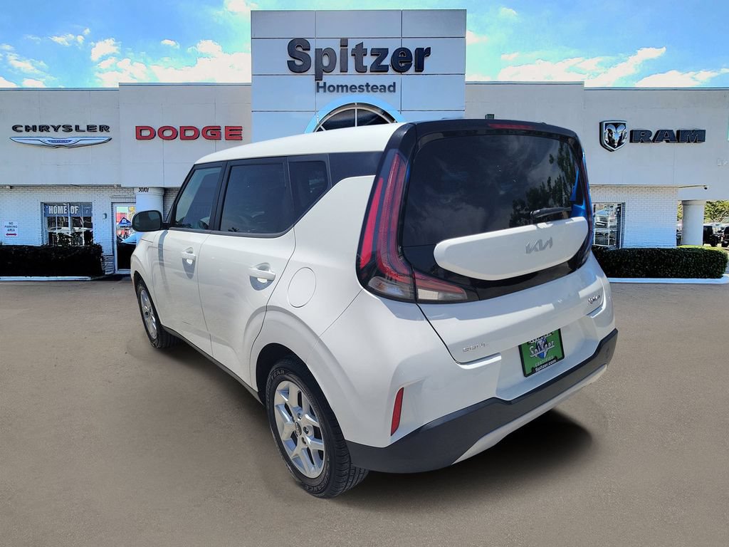 Used 2024 Kia Soul LX w/ Option Group 015 FWD image 3