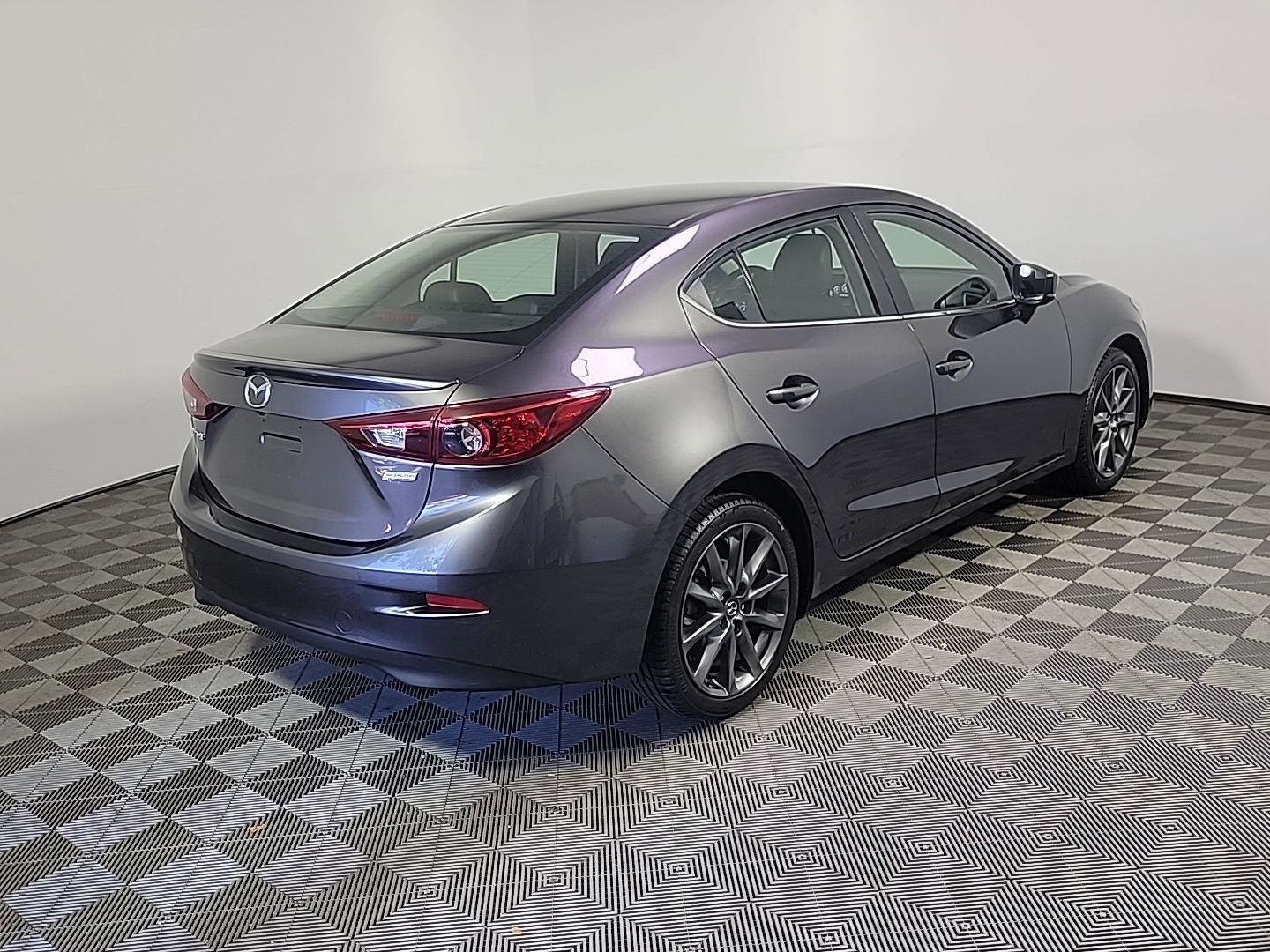 Used 2018 MAZDA MAZDA3 Touring FWD image 4
