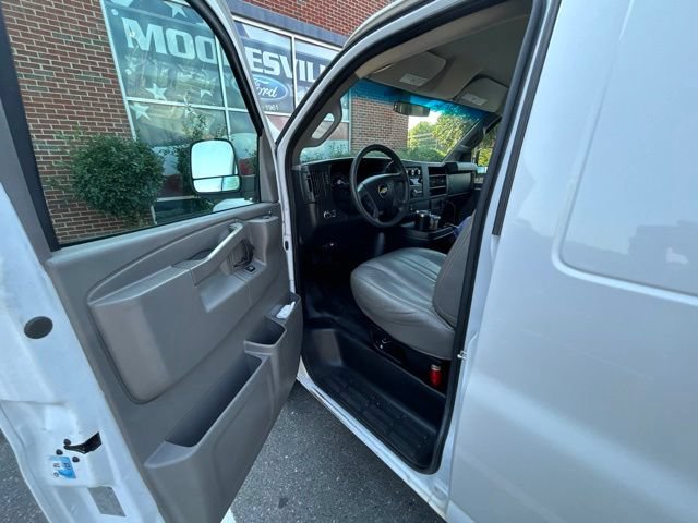 Used 2017 Chevrolet Express 2500 RWD image 9
