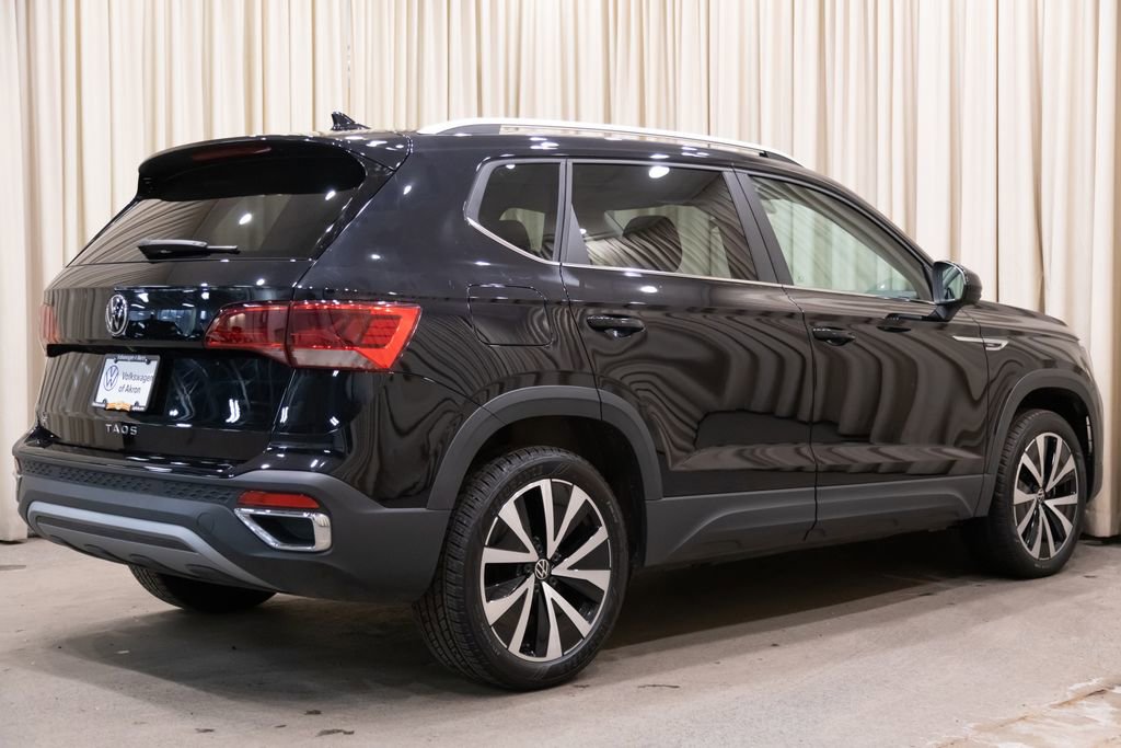 Used 2023 Volkswagen Taos SE w/ Panoramic Sunroof Package image 6