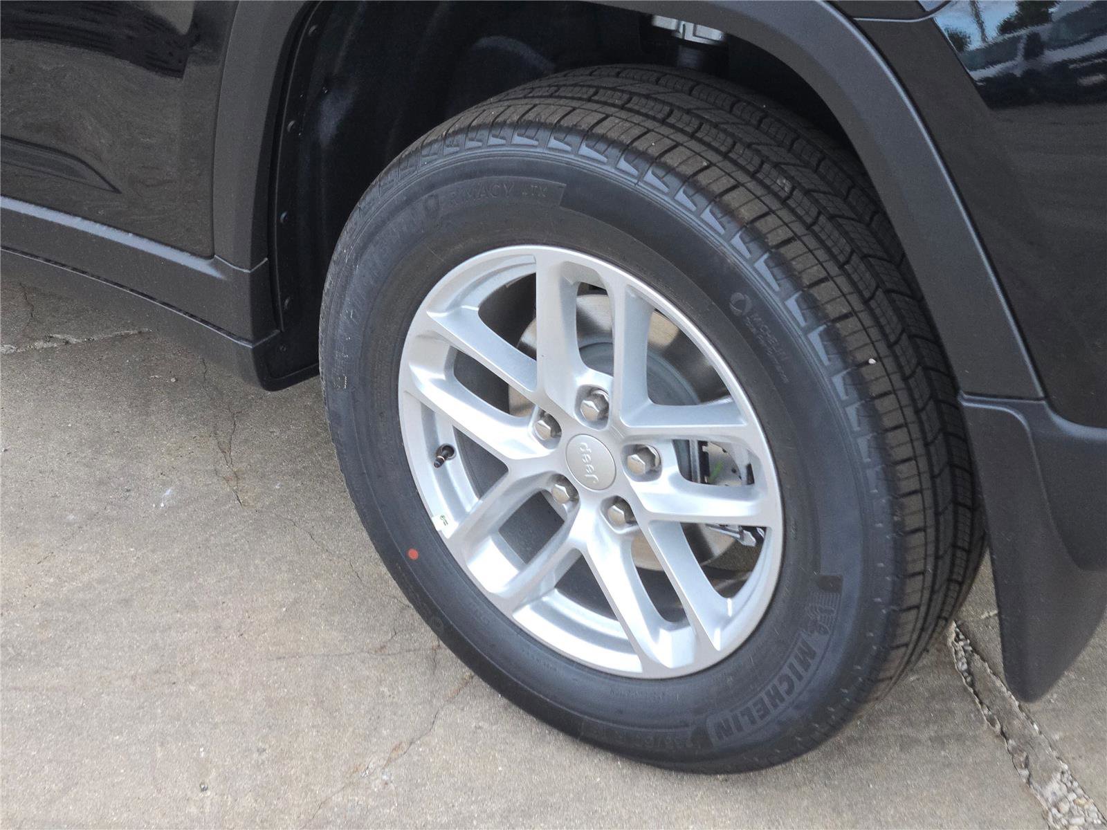 New 2025 Jeep Grand Cherokee Laredo w/ Luxury Tech Group I image 18