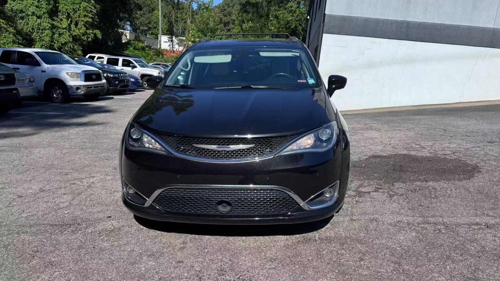 Used 2019 Chrysler Pacifica Touring-L Plus FWD image 2
