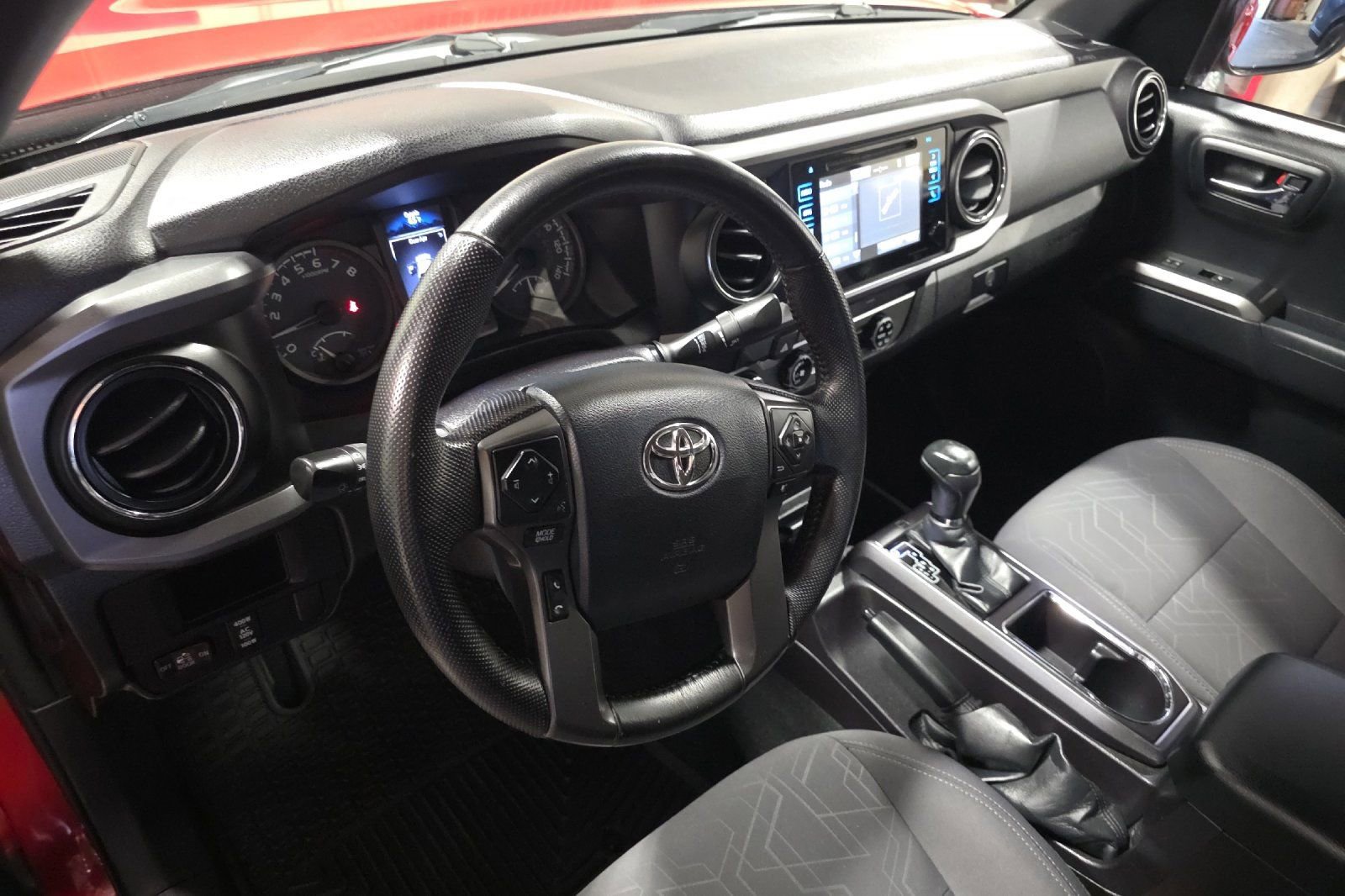 Used 2016 Toyota Tacoma TRD Sport w/ Towing Package image 9