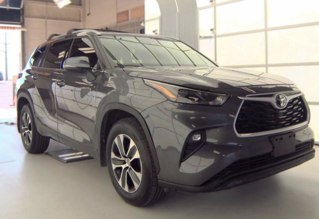 Used 2022 Toyota Highlander XLE AWD/4WD image 1