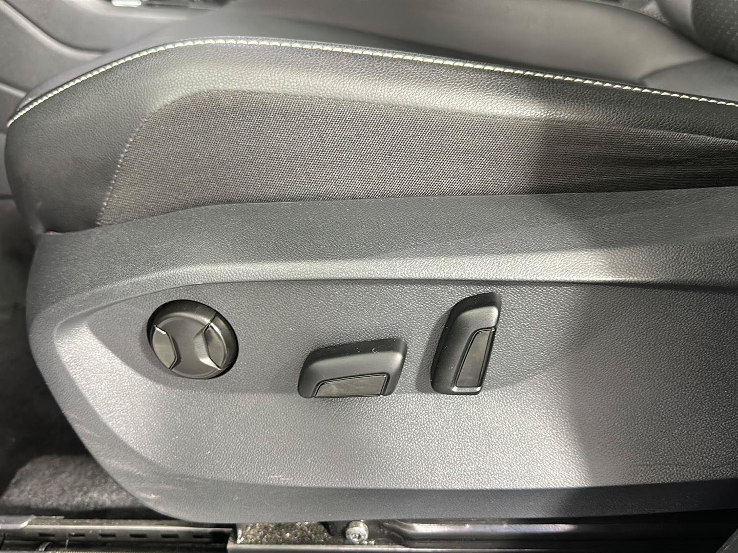 Used 2024 Volkswagen Tiguan SE R-Line AWD/4WD image 13