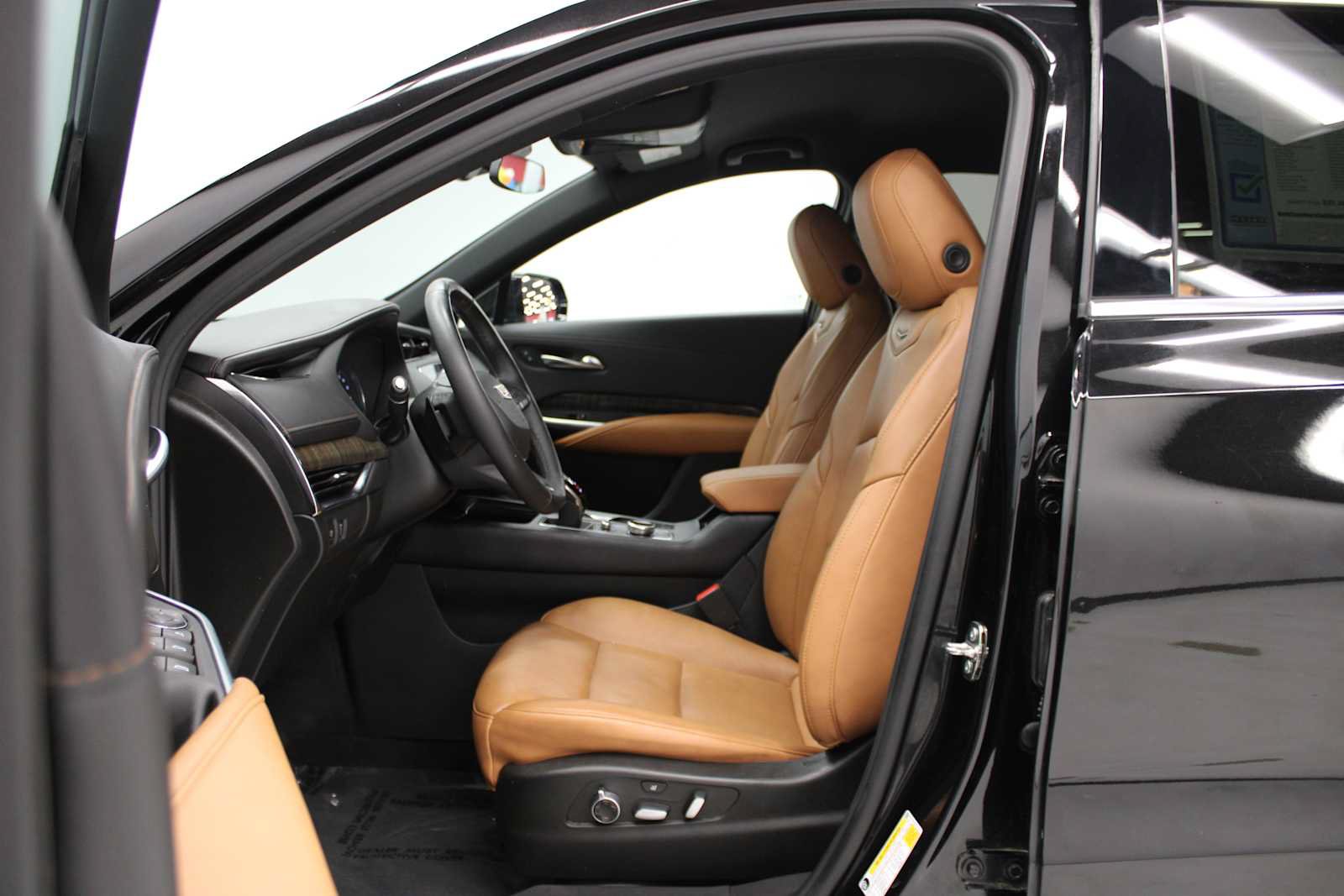 Used 2023 Cadillac XT4 Premium Luxury AWD/4WD image 7