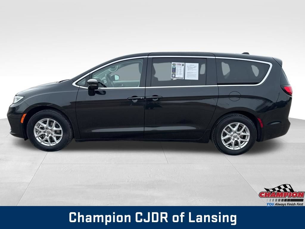 Used 2024 Chrysler Pacifica Touring-L FWD image 3