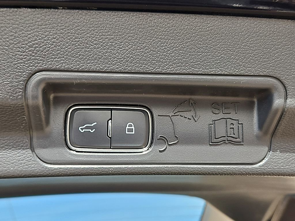 Used 2025 Ford Explorer Active image 9