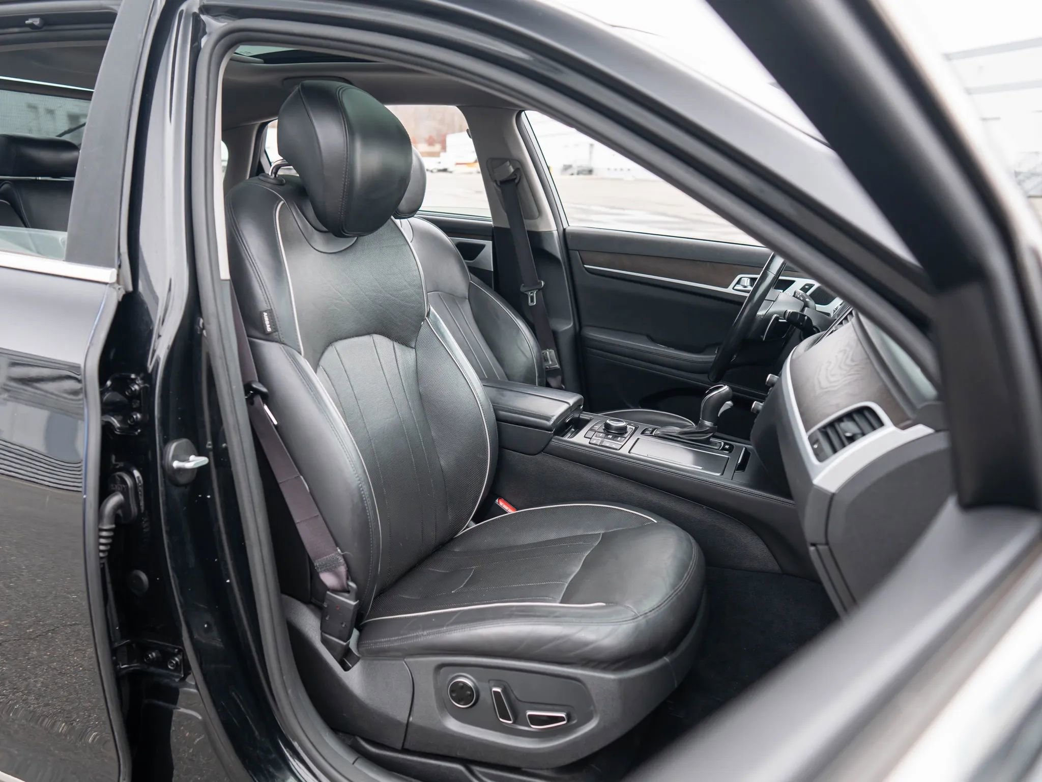 Used 2015 Hyundai Genesis 3.8 w/ Option Group 04 image 17